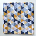 Stoff mit geometrischem Dreiecksmuster in Blau, Gelb und Weiß für Trachten