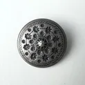Runder Metallknopf mit Blumenornament und Punzierung für Sarner Strickjacke