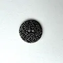 Runder Metallknopf in Altsilber mit floralem Ornamentmuster für Strickjacken