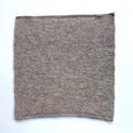 Strickmuster in Hellbraun mit Perlmuster-Struktur für Sarner Wolle