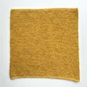 Strickmuster in Senfgelb mit Perlmuster-Struktur für Sarner Wolle