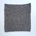 Strickmuster in Grau mit Perlmuster-Struktur für Sarner Wolle