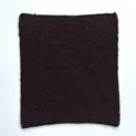 Strickmuster in Dunkelbraun mit Perlmuster-Struktur für Sarner Wolle
