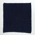 Strickmuster in Dunkelblau mit feiner Perlstrick-Textur für Sarner Wolle