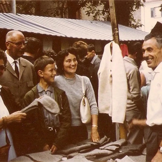 Historische Farbaufnahme der Familie Pixner am Marktstand mit Walkstoffen in den 1960er Jahren